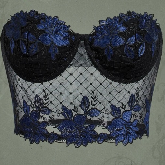 ROMWE Tops - strapless embroidered top